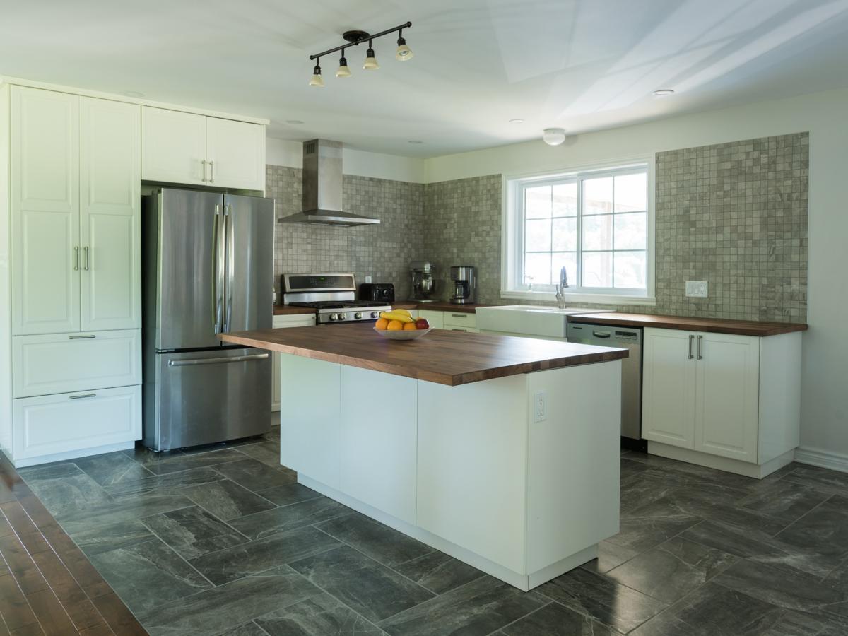 Grey and white kitchen backsplash